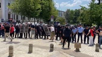 Vezë, gurë dhe shishe ndaj automjeteve të&hellip;