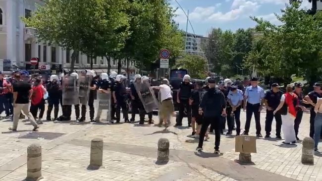 Vezë, gurë dhe shishe ndaj automjeteve të&hellip;