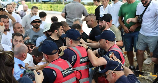 Zbardhen bisedat: Vezët e protestuesve trembin deputetët&hellip;