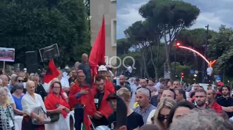 Protestuesit mbajnë 1 minutë heshtje për viktimat&hellip;