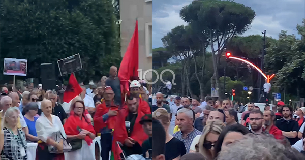 Protestuesit mbajnë 1 minutë heshtje për viktimat&hellip;