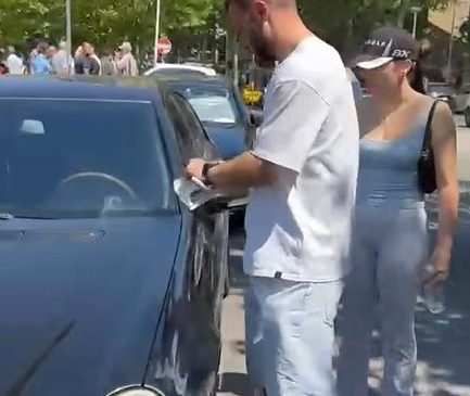 Studentët ju vënë “gjoba” makinave të deputetëve:&hellip;