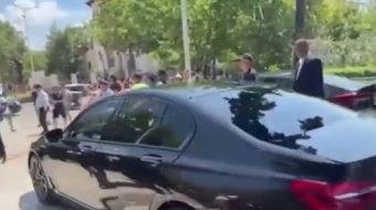 Protestuesit gjuajnë me vezë Albana Koçiun