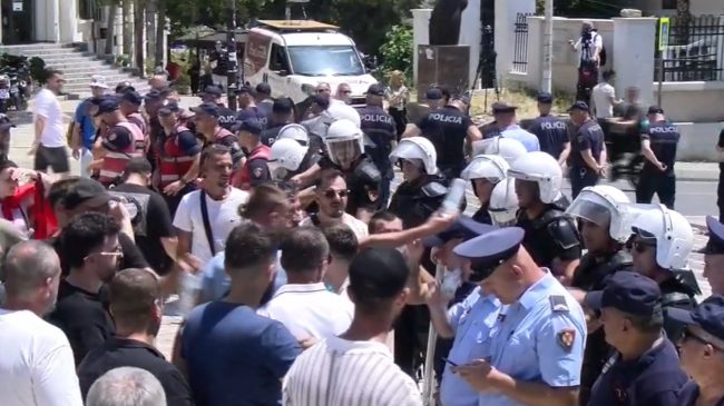 Gjest human në protestë, qytetarët u japin&hellip;