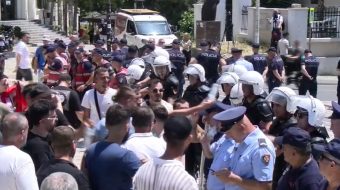 Gjest human në protestë, qytetarët u japin&hellip;