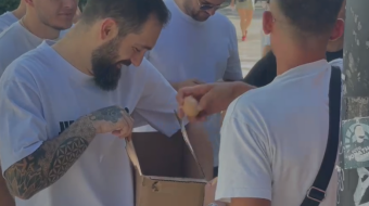 Protestuesit para Kuvendit përdorin vezë si shenjë&hellip;