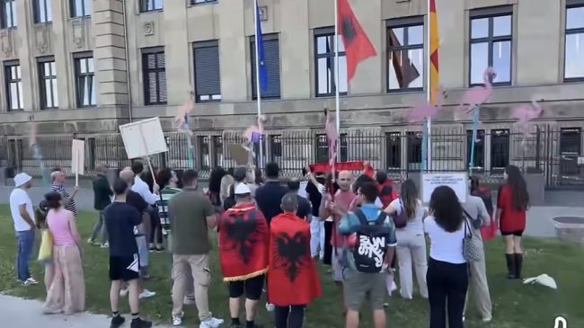 Shqiptarët në Gjermani presin Ramën me protesta