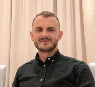 Policia e shtetit “ndalon” protestuesin të martohet