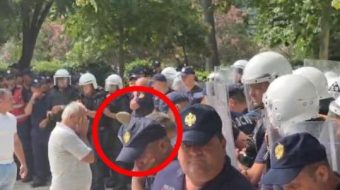 Protestuesit qëllojnë policin me gurë në kokë
