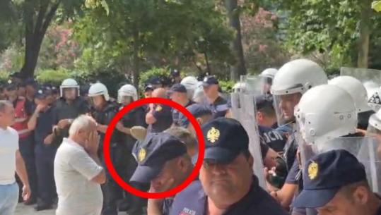 Protestuesit qëllojnë policin me gurë në kokë