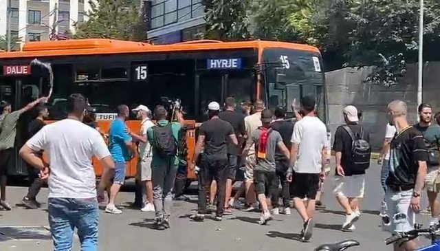 Protestuesit gjuajnë me vezë autobusin e Tufinës