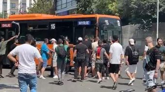 Protestuesit gjuajnë me vezë autobusin e Tufinës