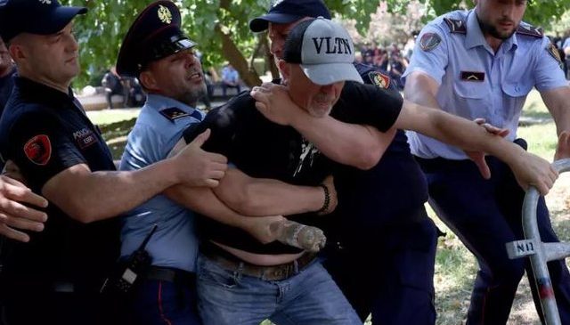 Protestuesit kërkojnë drejtësi sot para Gjykatës së&hellip;
