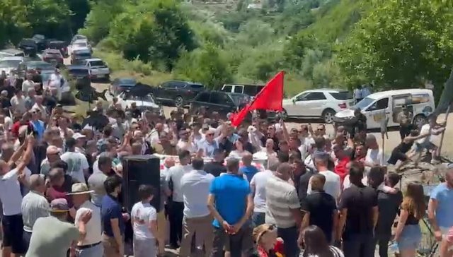 Banorët e Nikaj-Mërturit në protestë kundër digave&hellip;