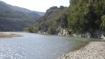 Po punonte arën me babain, 15-vjeçari futet&hellip;