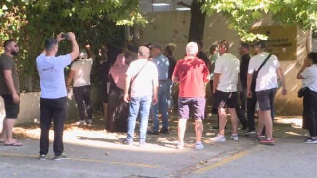Qytetarët mblidhen para Gjykatës, kërkojnë lirimin e&hellip;