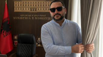 Ministri i Mbrojtjes Ermal Nufi arredon zyrën!&hellip;