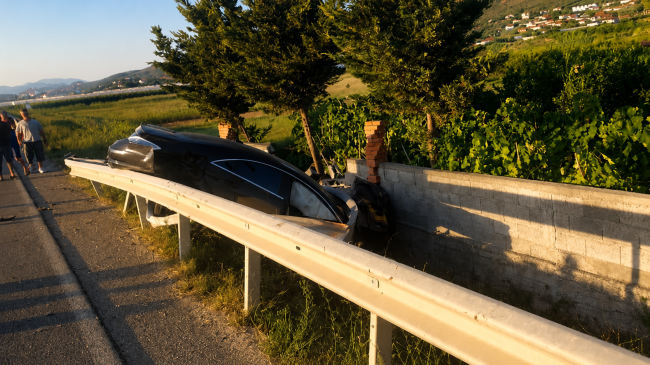 Aksident në Cërrik, përplasen dy automjete, dyshohet&hellip;