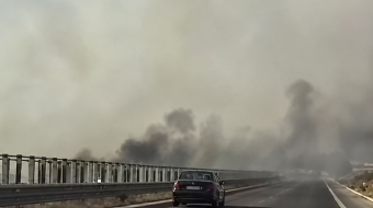 Zjarr përgjatë autostradës Fier–Vlorë, flakët përfshijnë rreth&hellip;