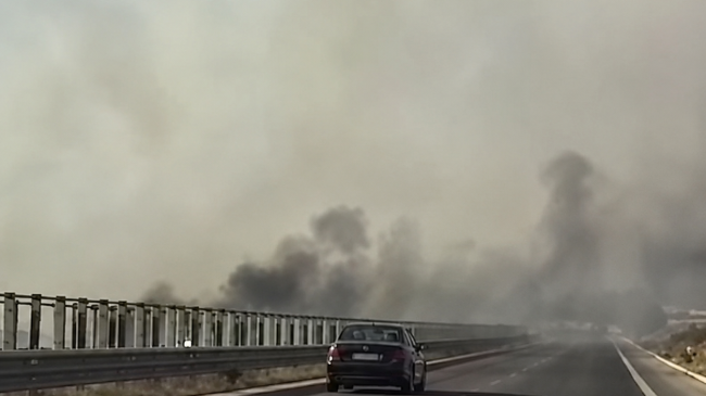 Zjarr përgjatë autostradës Fier–Vlorë, flakët përfshijnë rreth&hellip;