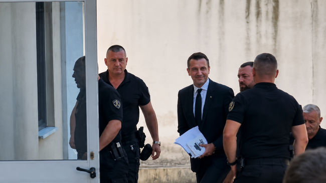 Veliaj në gjykatë me librin kundër diktaturës!&hellip;