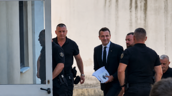 Veliaj në gjykatë me librin kundër diktaturës!&hellip;