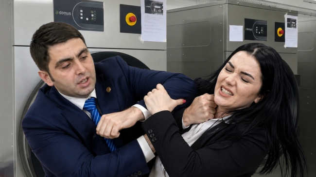 Beb Joni e shkatërron skemën e Lindës:&hellip;