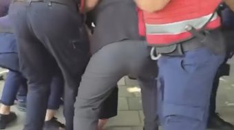 10 policë hipin mbi një protestues