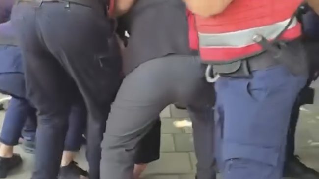 10 policë hipin mbi një protestues