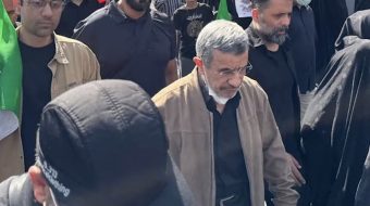 Ahmadinexhad shfaqet në funeralin e Khameneit