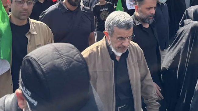 Ahmadinexhad shfaqet në funeralin e Khameneit