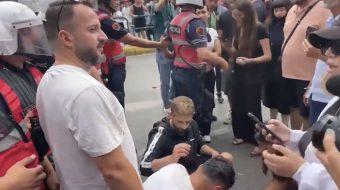 Policia spërkat me spraj me piper protestuesit