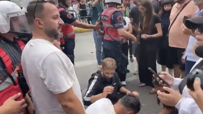 Policia spërkat me spraj me piper protestuesit