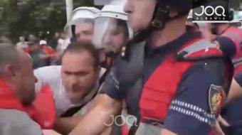 Qytetari në protestë tërhiqet zvarrë nga Policia