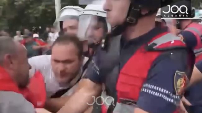 Qytetari në protestë tërhiqet zvarrë nga Policia