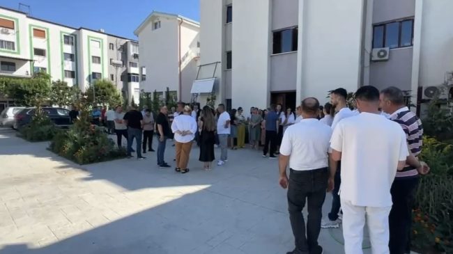 Mërzitet edhe administrata e Klosit, s’duan t’i&hellip;