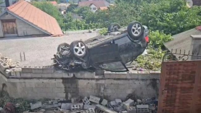 Shoferi humbi kontrollin, “Volkswagen”-i fluturon mbi një&hellip;