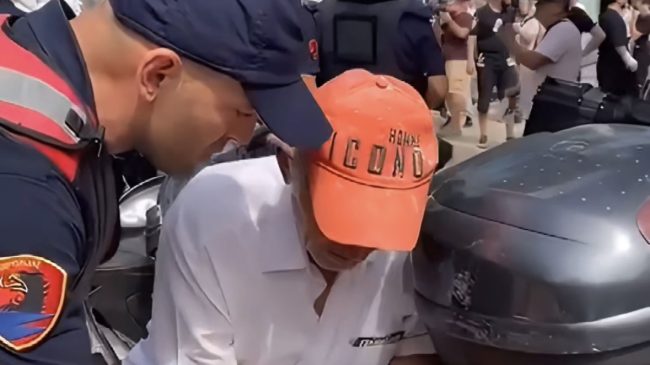 Polici i vjen në ndihmë të moshuarit:&hellip;