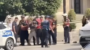 Policia largon me forcë protestuesit që qëndronin&hellip;