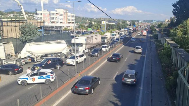 Bllokohet autostrada nga zjarri i rënë, qarkullimi&hellip;