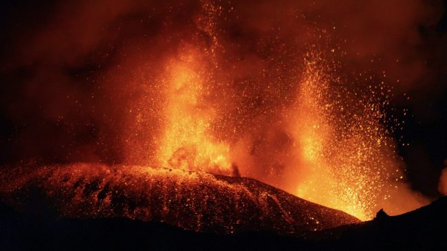 Etna nxjerr shtëllunga hiri, pezullohen shumica e&hellip;
