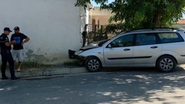 “Ford”-i del nga rruga në Fier, një&hellip;