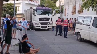 Kamioni me mbetje përplas një automjet në&hellip;