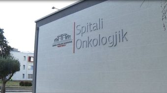 Pacientes me kancer i shtyhet kimioterapia, te&hellip;