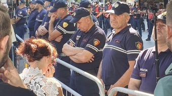 Tensione para Kuvendit: Protestuesit heqin gardhin metalik,&hellip;