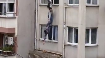 Burrat bëhen zinxhir për të shpëtuar macen&hellip;