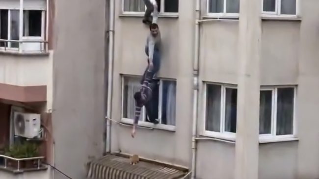 Burrat bëhen zinxhir për të shpëtuar macen&hellip;