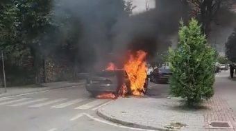 “Benz-i” në Korçë shkrumbohet nga flakët