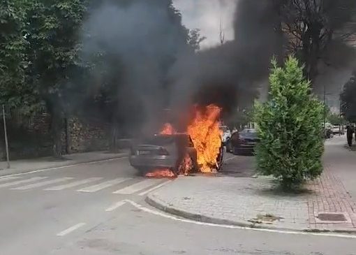 “Benz-i” në Korçë shkrumbohet nga flakët