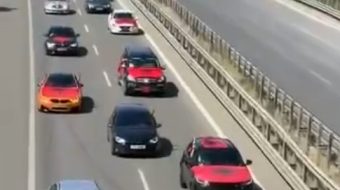 Me flamuj kuqezi, autokolona e shqiptarëve të&hellip;
